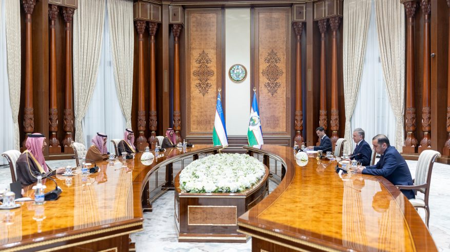 رئيس أوزبكستان يبحث مع فيصل بن فرحان في طشقند تعزيز العلاقات