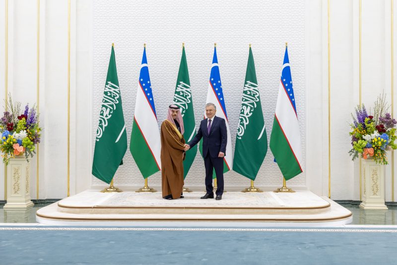 رئيس أوزبكستان يبحث مع فيصل بن فرحان في طشقند تعزيز العلاقات