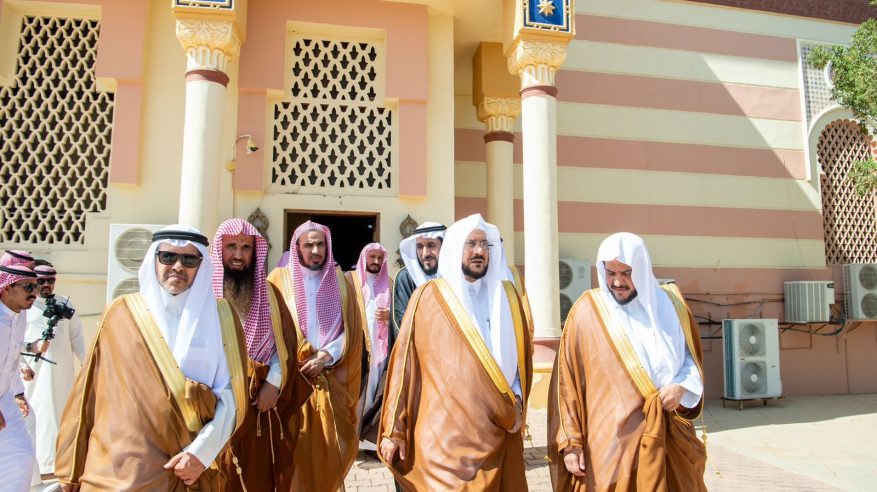 وزير الشؤون الإسلامية يتفقد جامع الأمير عبدالله بن عبدالعزيز بن مساعد بعرعر ويوجه بإعادة فرشه