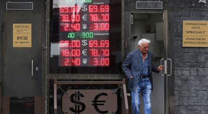 بورصة موسكو توقف تداول الدولار ردًا على العقوبات