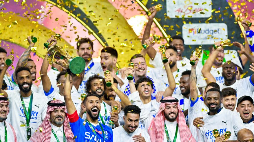 شاهد .. لقطات منوعة من احتفال نجوم الهلال بالتتويج بـ كأس خادم الحرمين الشريفين