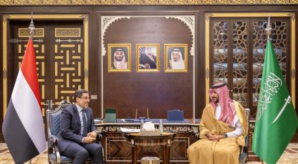 خالد بن سلمان يستعرض العلاقات الأخوية مع رئيس مجلس الوزراء اليمني