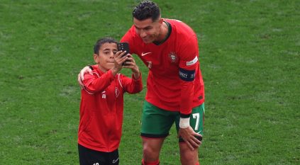 بسبب Selfie مع رونالدو .. اليويفا يفتح تحقيقًا بعد اقتحام ملعب مباراة تركيا ضد البرتغال