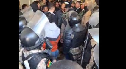 رئيس بوليفيا وجهًا لوجه مع قائد الانقلاب على أبواب القصر الرئاسي