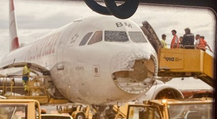 عاصفة برد تحطم مقدمة طائرة إيرباص