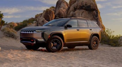 جيب تحمس عشاقها لسيارتها الكهربائية الجديدة Wagoneer S Trailhawk