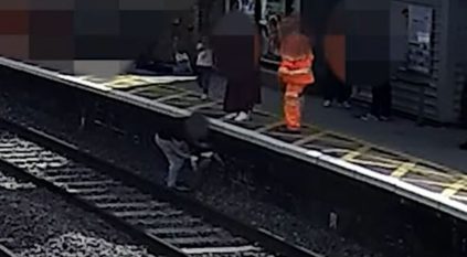 إنقاذ طفل سقط على القضبان لحظة وصول القطار