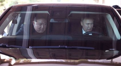 لحظة قيادة بوتين لسيارة كيم الليموزين الفاخرة