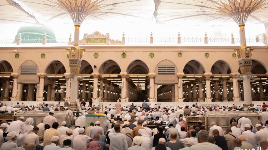 ضيوف الرحمن يؤدون صلاة أول جمعة بعد مناسك الحج في المسجد النبوي