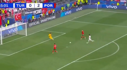 شاهد .. رونالدو يصنع هدف البرتغال الثالث أمام تركيا