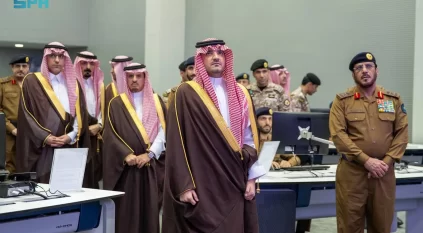 عبدالعزيز بن سعود يتابع سير العمل في مركز قيادة وتحكم المدني بمشعر منى