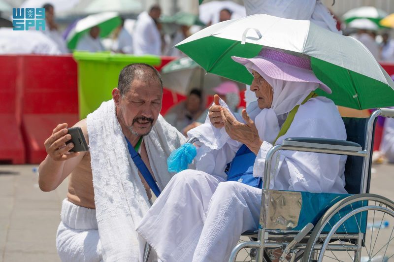 في الساعة الأخيرة من يوم عرفة ألسن تلهج بالدعاء