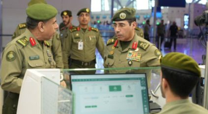 مدير عام الجوازات يتفقد الخدمات المقدمة لضيوف الرحمن بمطار جدة