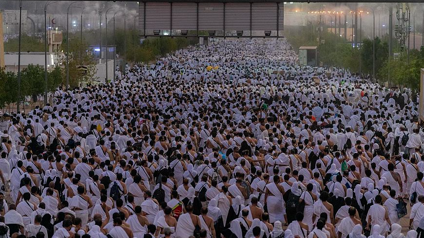 بدء نفرة الحجاج إلى مزدلفة عبر أطول طرق المشاة في العالم