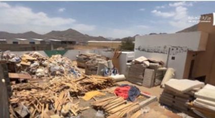 ضبط عمالة تجمع الإسفنج من النفايات والمرادم وتحوله لمراتب في مكة