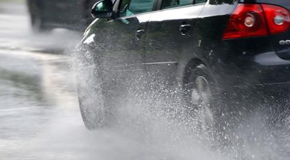 المرور يحذر من انزلاق المركبة خلال هطول الأمطار