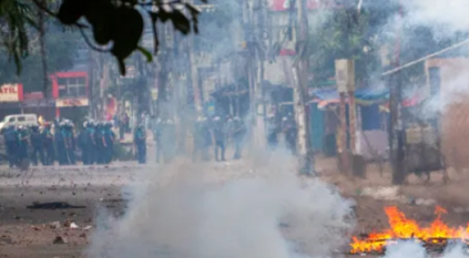 إصابة 300 شرطي بالمواجهات مع المحتجين في بنجلاديش وفرض حظر التجوال