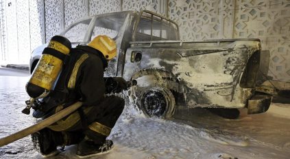 مدني جدة يخمد حريقًا في مركبة