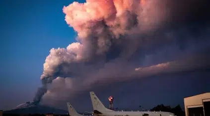 لحظة ثوران بركان هائل في البحر الأبيض المتوسط يوقف حركة الطيران