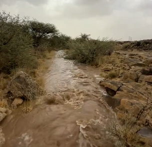 لقطات لهطول الأمطار وجريان السيول في خميس مشيط