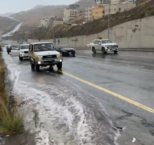 لقطات لجريان السيول في طريق السودة بأبها