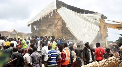 لحظة انهيار مدرسة ومقتل 22 تلميذًا في نيجيريا