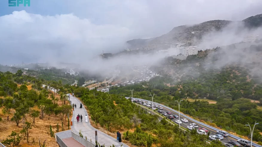 في لوحة ربانية .. الضباب يعانق قمم جبال الباحة