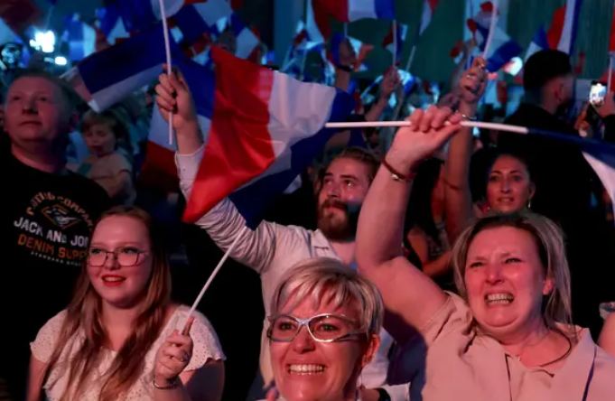 أقصى اليمين يتصدر انتخابات فرنسا.. ماذا عن موقف ماكرون؟