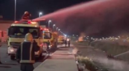 شاهد.. السيطرة على حريق في حشائش بالمدينة المنورة