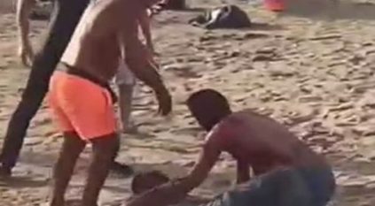 شجار بين مصطافين على شاطئ تركي يتطور إلى طعن بالسكاكين