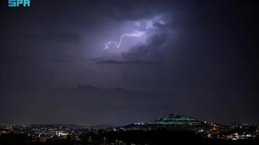 لوحة فنية في سماء أبها بامتزاج البرق والضباب