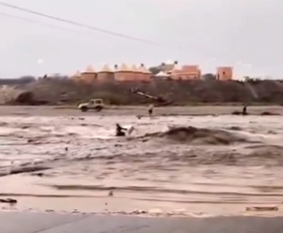 السيول تجرف مركبة في وادي خلب بجازان