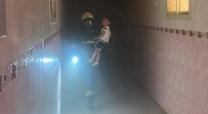 إصابتان وإنقاذ 8 أشخاص إثر حريق مبنى في تبوك