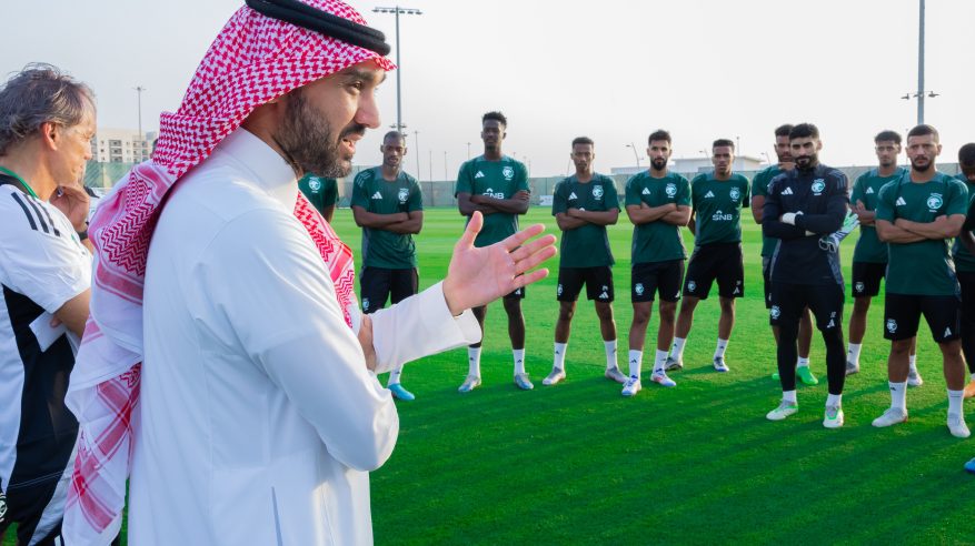 شاهد .. وزير الرياضة يدعم المنتخب السعودي قبل مباراتي إندونيسيا والصين