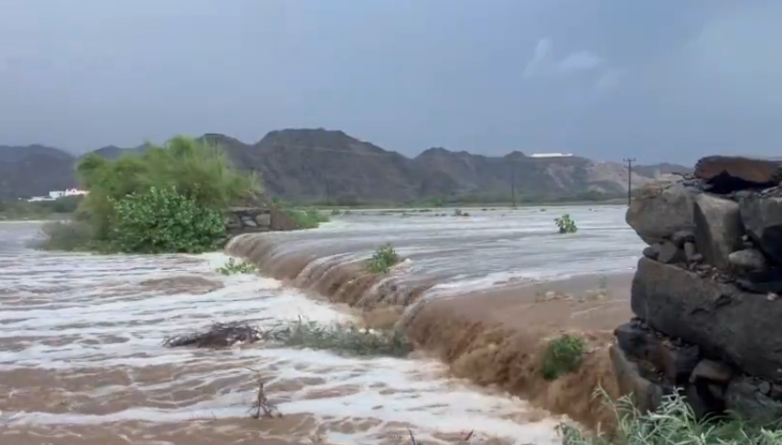 أمطار غزيرة وتساقط البرد وجريان السيول على الباحة