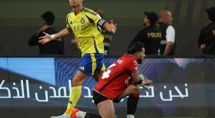 النصر يتفوق على الرائد بهدف في الشوط الأول