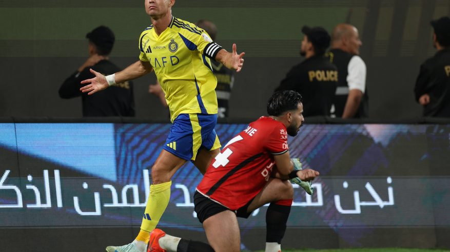 النصر يتفوق على الرائد بهدف في الشوط الأول