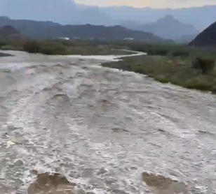 لقطات لجريان سيول وادي ممنا في الباحة