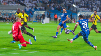 الهلال يُنهي الشوط الأول بثلاثية في الاتحاد