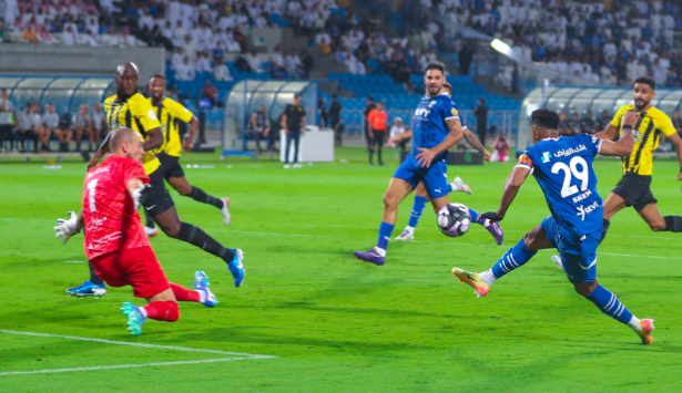 الهلال يُنهي الشوط الأول بثلاثية في الاتحاد