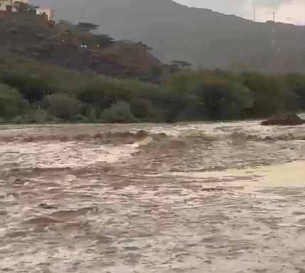 لقطات لجريان السيول الهادرة في الباحة