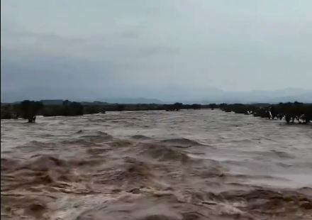 لقطات لجريان وتدفق السيول في وادي بيض جنوب محافظة الدرب