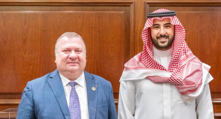 خالد بن سلمان يبحث مجالات التعاون مع المفوض العام للتسليح الفرنسي