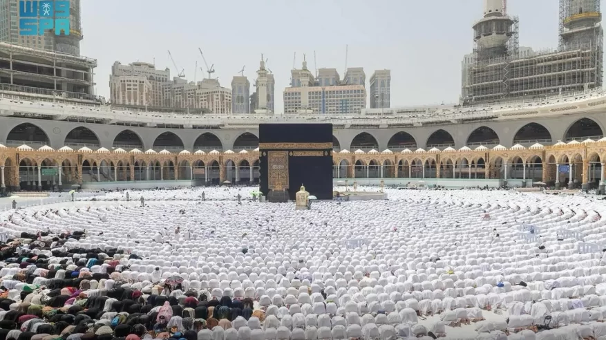 خطيب المسجد الحرام: أمنكم لا يقوم إلا بشكر الله والسمع والطاعة لولاة الأمر والعلماء