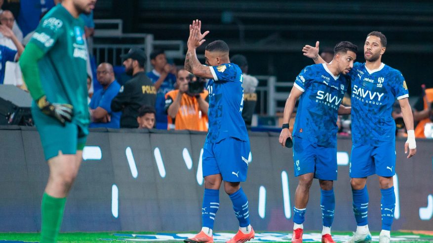 الهلال يواصل انتصاراته بثلاثية في شباك الفيحاء