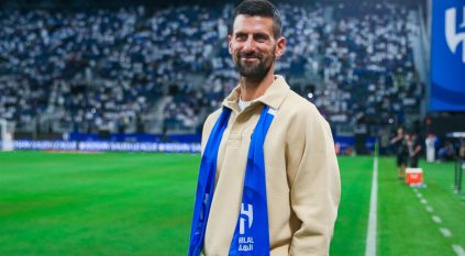 شاهد.. نوفاك دجوكوفيتش يحضر مباراة الهلال والفيحاء