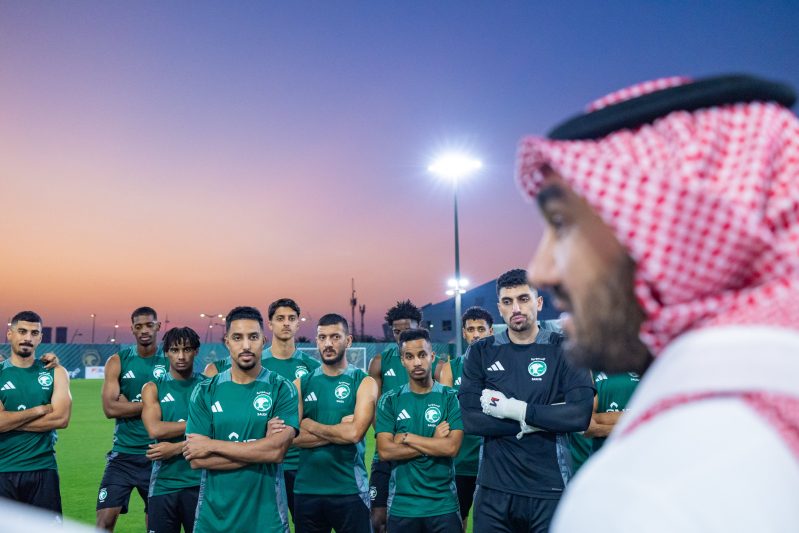 وزير الرياضة مع لاعبي المنتخب السعودي