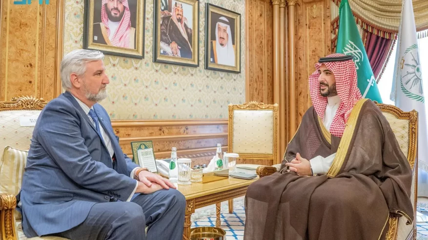 خالد بن سلمان يستعرض علاقات الصداقة والتعاون مع حاكم ولاية إنديانا الأمريكية