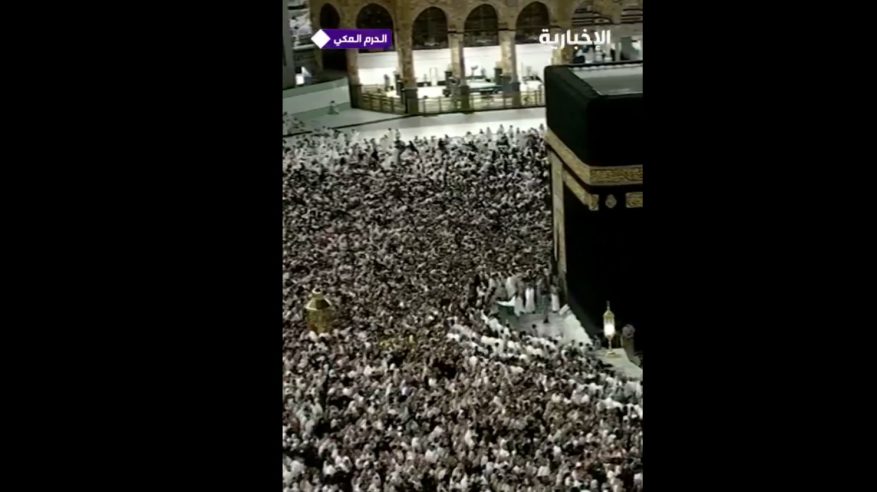 امتلاء صحن المطاف وسط أجواء روحانية في الحرم المكي