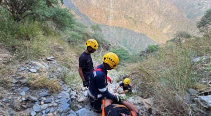 إنقاذ شخص علق في مرتفع جبلي بجازان